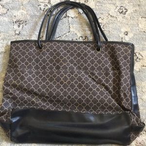 VERY LARGE TOTE WITH TWO POCKETS OUT AND THREE IN